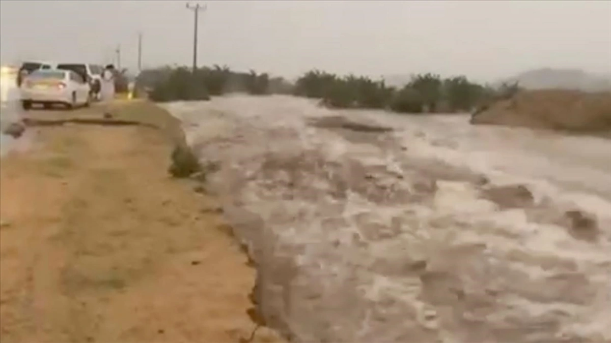 Məkkədə güclü yağış daşqın və selə səbəb oldu - VİDEO