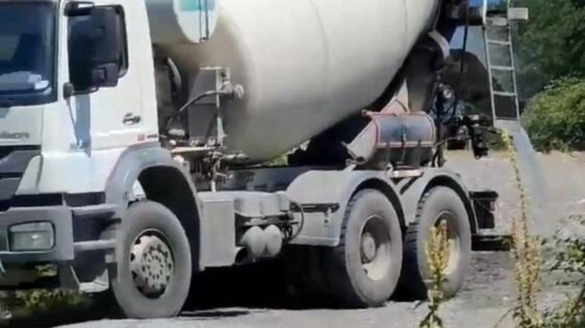 Ağdamda fəhlə betonqarışdıran maşının altında qalıb öldü