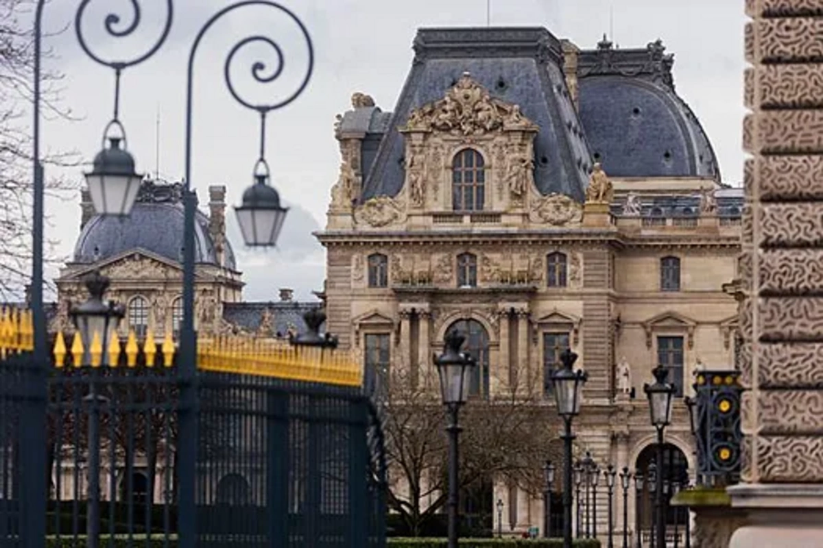 Под стенами мэрии в Париже разбили палаточный лагерь 200 семей мигрантов