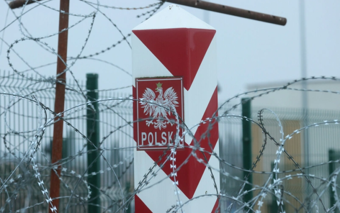 Polşa Belarusla sərhəddə ikinci hasarın inşasına başlayıb