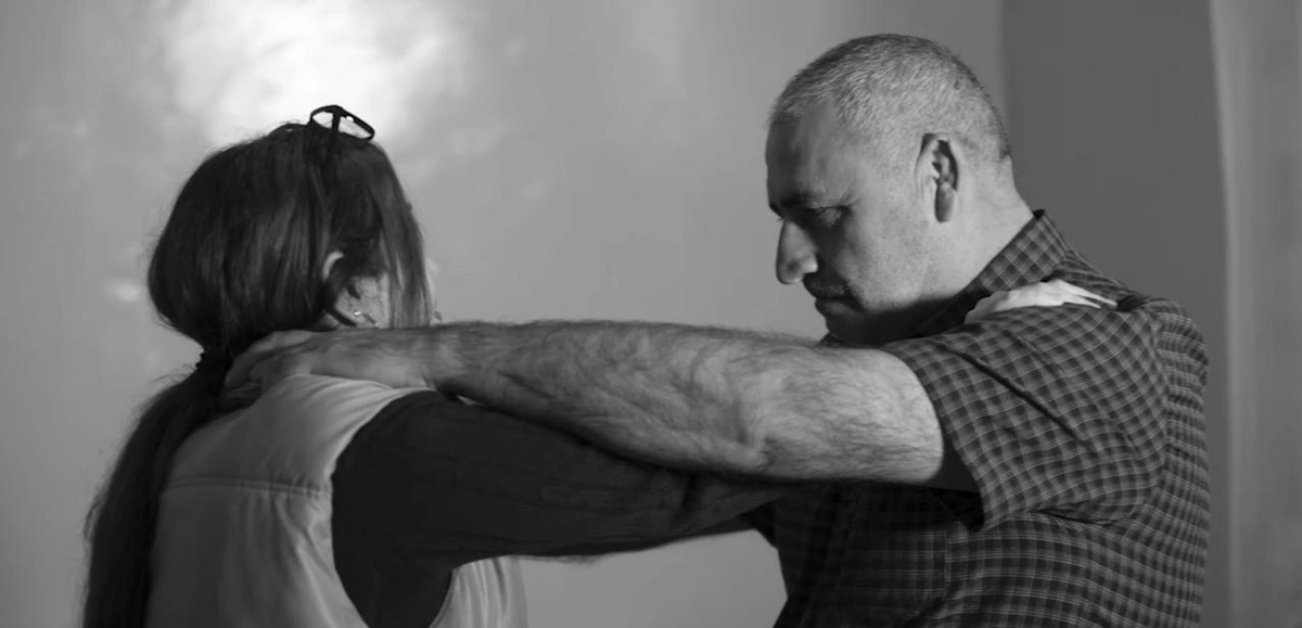 Həbsdən çıxan ata ayrı yaşamaq istəyən qızını boğub öldürdü - VİDEO