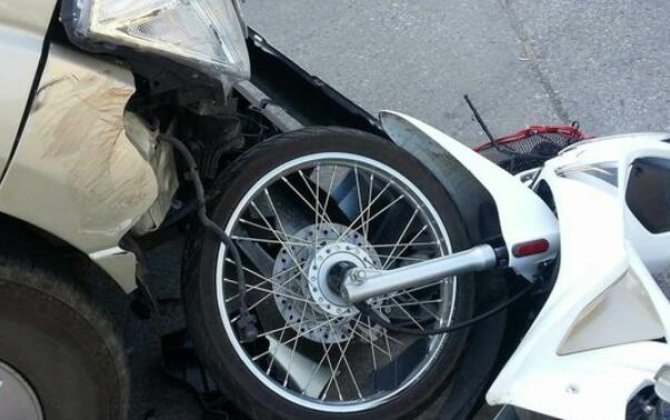 Biləsuvarda moped maşınla toqquşdu
