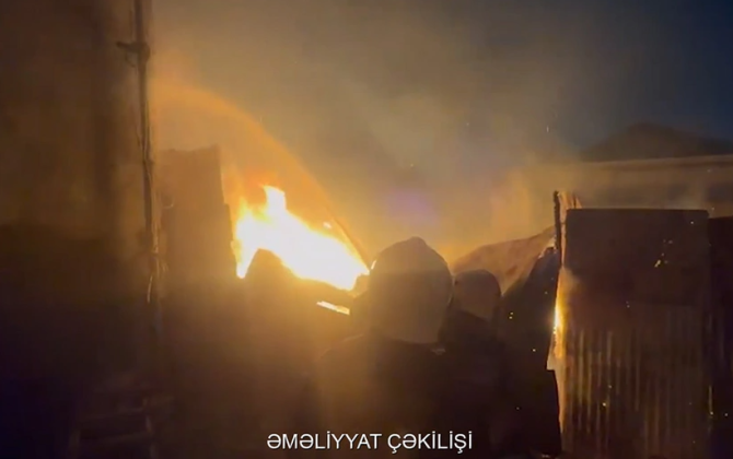 Bakıda doqquzmərtəbəli yaşayış binasında yanğın olub - VİDEO