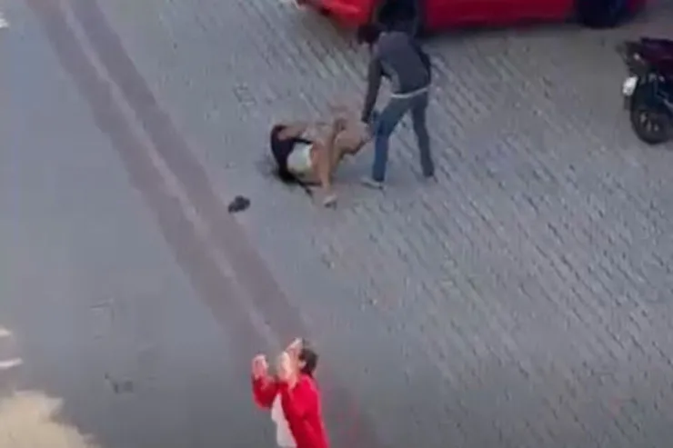 Anasının sevgilisini küçədə öldürdü - 22 bıçaq zərbəsi