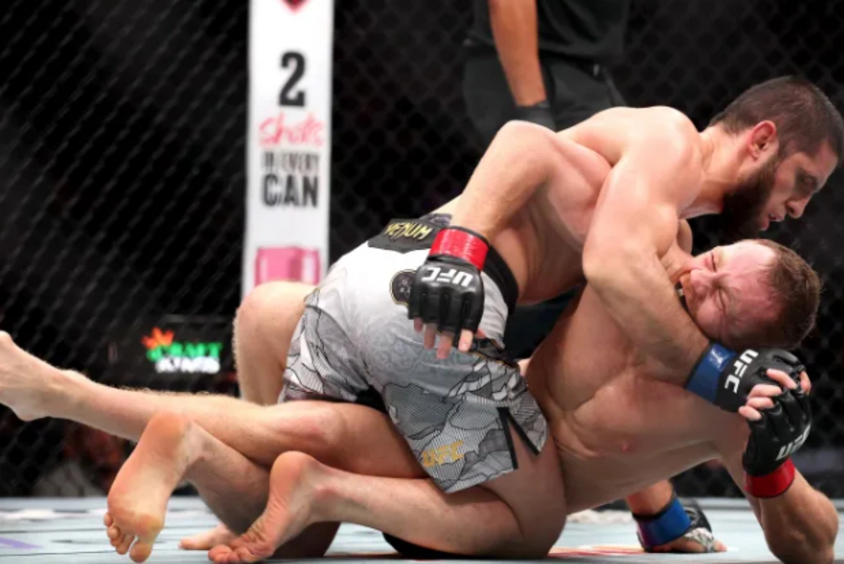 İslam Maxaçev yarımorta çəkidə yeni UFC çempionu oldu