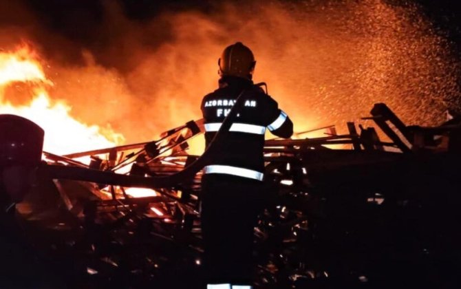 Bakıda ikimərtəbəli ev yandı