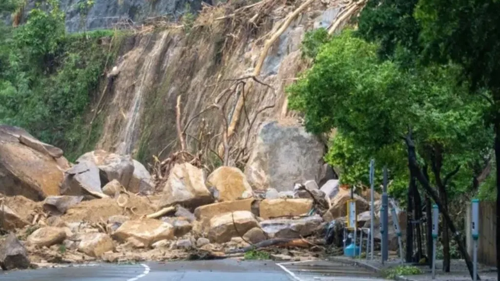 Во Вьетнаме из-за оползня погибли шесть человек