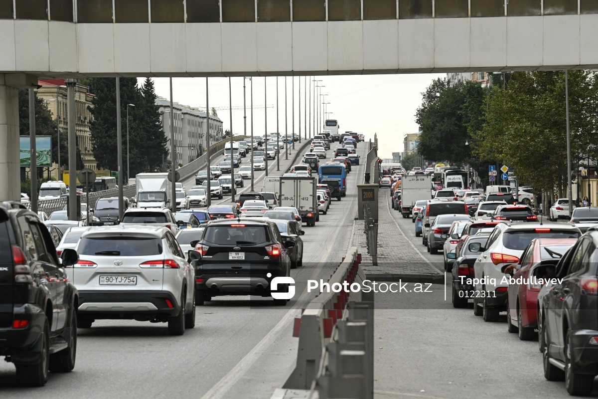 На каких улицах Баку 17 ноября наблюдаются транспортные заторы?