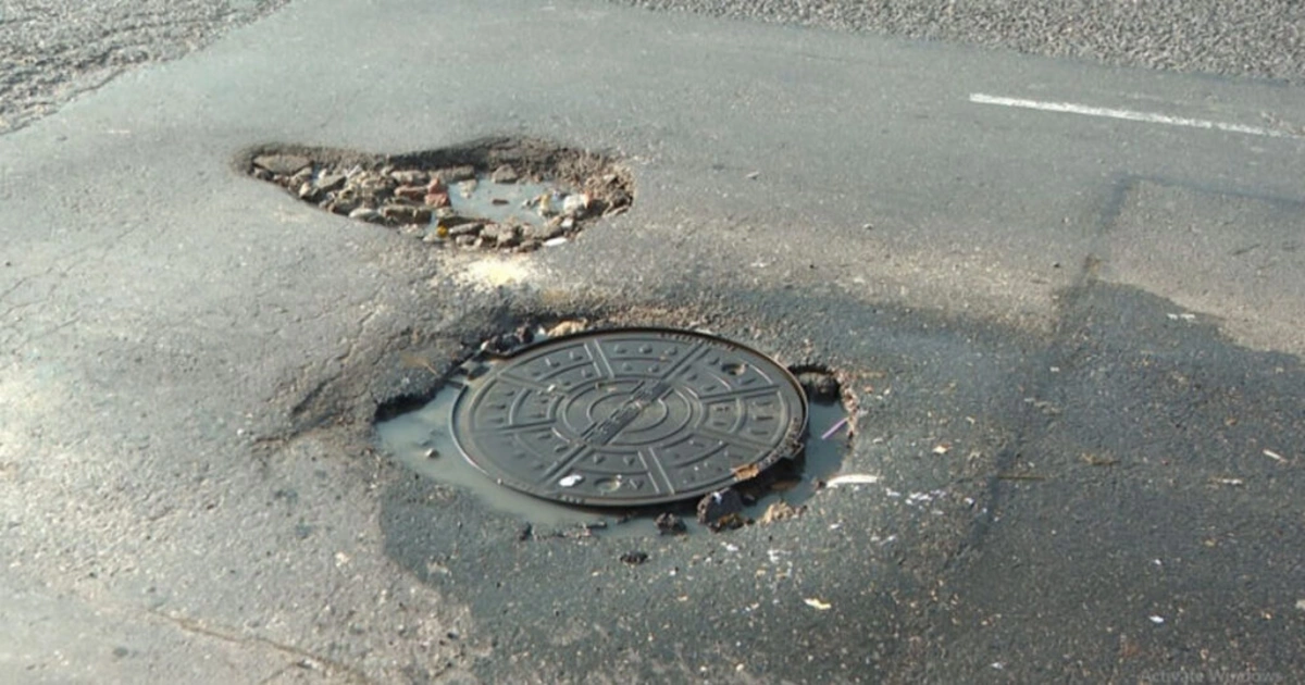 Balaxanı yolundakı dərin çuxur hərəkəti iflic edir - Sürücülərdən ŞİKAYƏT