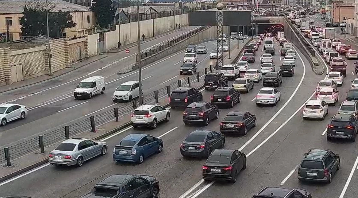 На каких улицах Баку наблюдаются транспортные заторы?