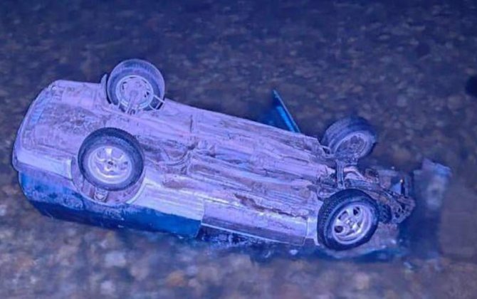 В Бурятии пять человек пострадали после падения автомобиля в озеро