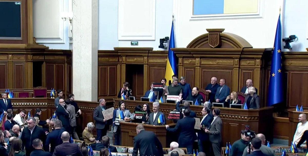 Pyotr Poroşenko tərəfdarları ilə birlikdə istefa tələbi ilə Ali Rada tribunasını dövrəyə alıb