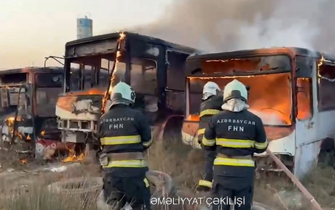 Məmmədli kəndində 4 yararsız avtobus yanıb - VİDEO