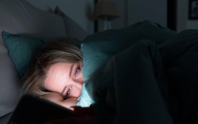 Qaranlıqda telefona baxanlara xəbərdarlıq - Bu hormonun ifrazı zəifləyir