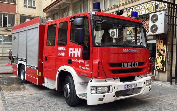 В Баку произошел пожар в двухэтажном коммерческом объекте