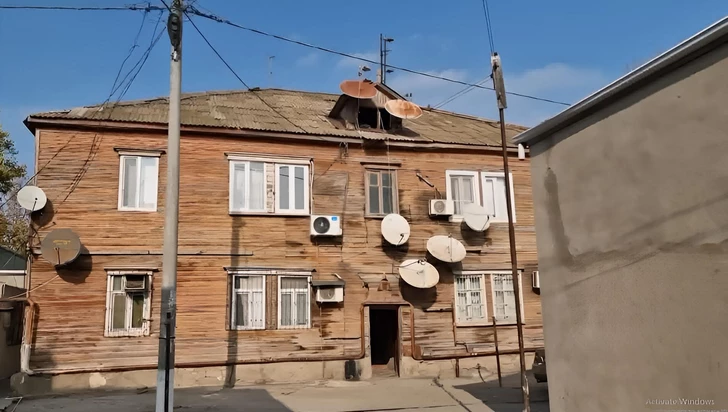 Жители сумгайытского поселка Иншаатчылар живут под угрозой обрушения ветхих домов