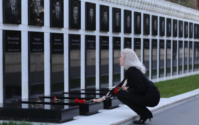 ABŞ dövlət katibinin siyasi məsələlər üzrə müşaviri Şəhidlər xiyabanını ziyarət edib