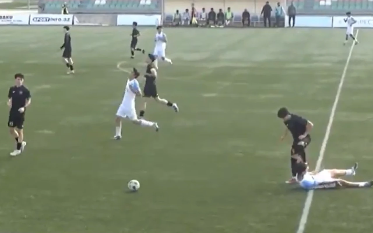 AFFA U-17-də insident - Hakim hər iki futbolçuya qırmızı vərəqə verdi -  VİDEO