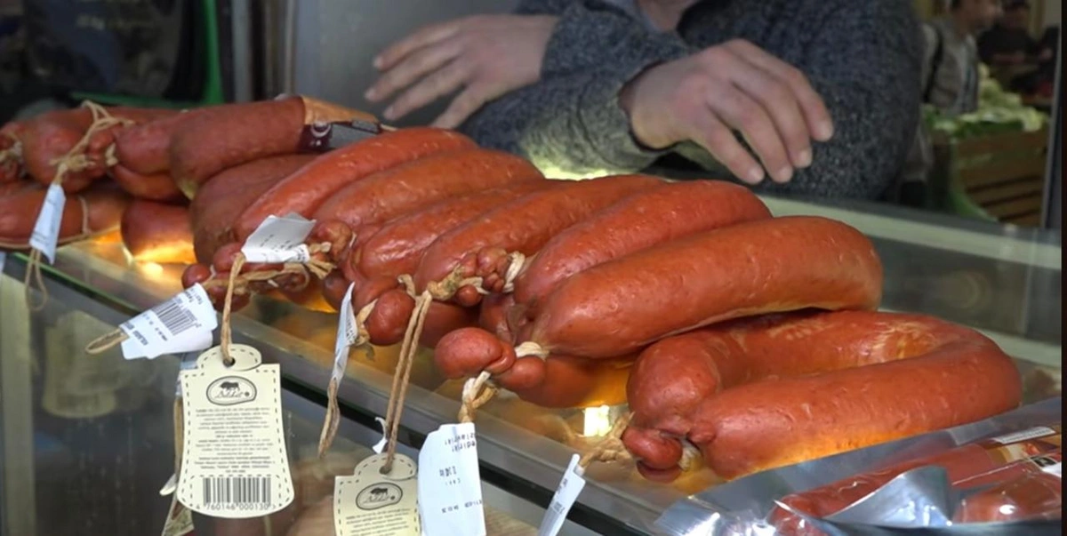 Ucuz kolbasa məhsullarından birinin tərkibində at əti aşkarlandı: 