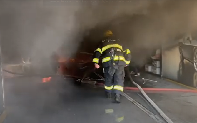 Babək prospektində avtomobil təmiri sexində yanğın olub - VİDEO