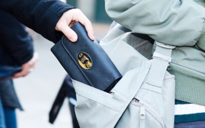 Alış-verişə və restorana gedənlərin çantalarını oğurladılar