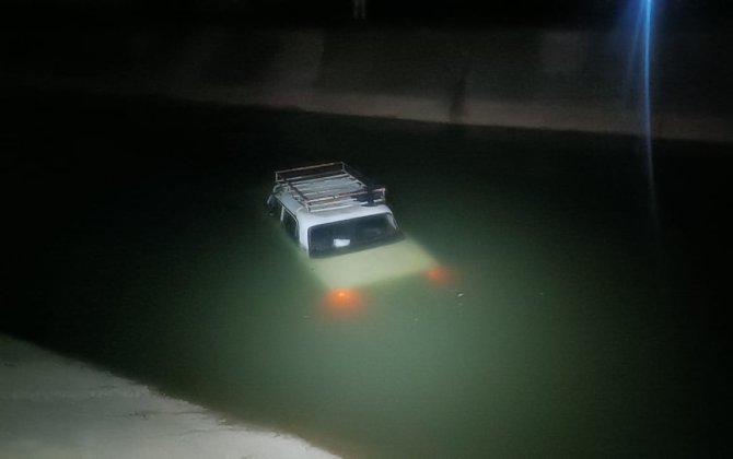 Tovuzda avtomobil su kanalına düşüb - VİDEO