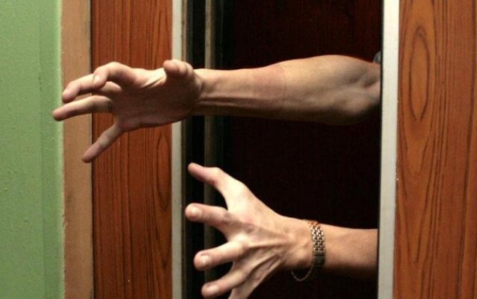 Liftdə qalan şəxslər xilas edildi