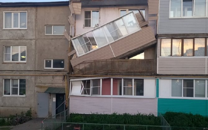 В поселке Говсан балкон дома обрушился вместе с хозяйкой