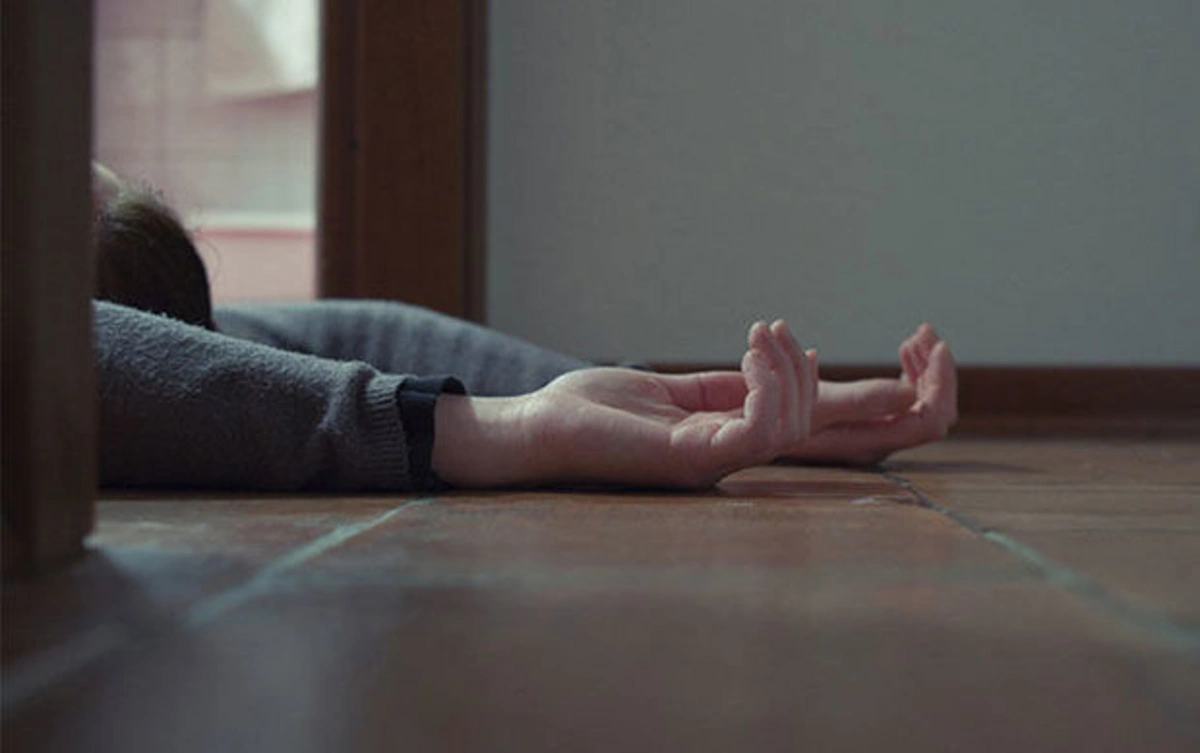 Anasını hoteldə öldürməkdə təqsirləndirilən yeniyetmə hakim qarşısına çıxarılıb