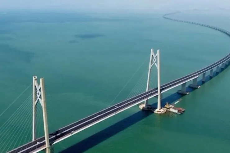 Sükan arxasında iki saat: Dünyanın ən uzun körpüsü haradadır?