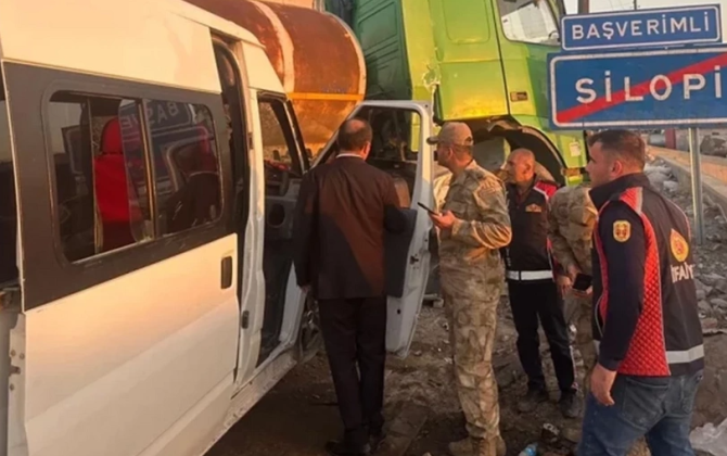 Yanacaqdaşıyan maşınla avtobus toqquşdu - Çox sayda yaralanan var