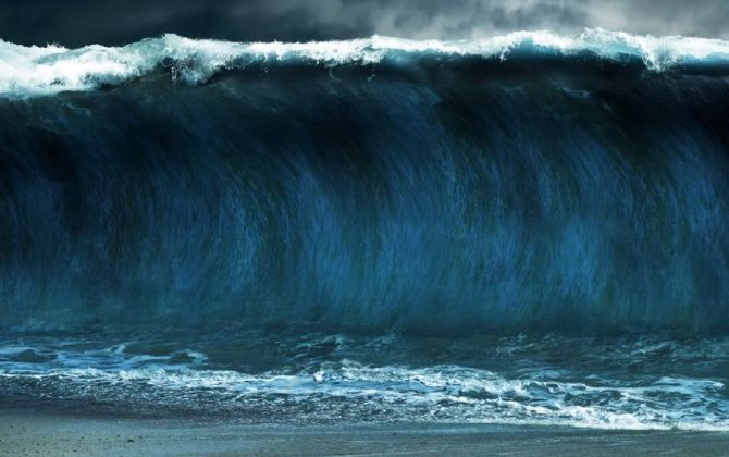 На пляже в США большая волна унесла в океан троих человек