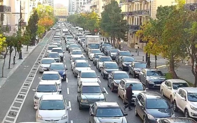 В Баку на ряде основных улиц и проспектов затруднено движение транспорта