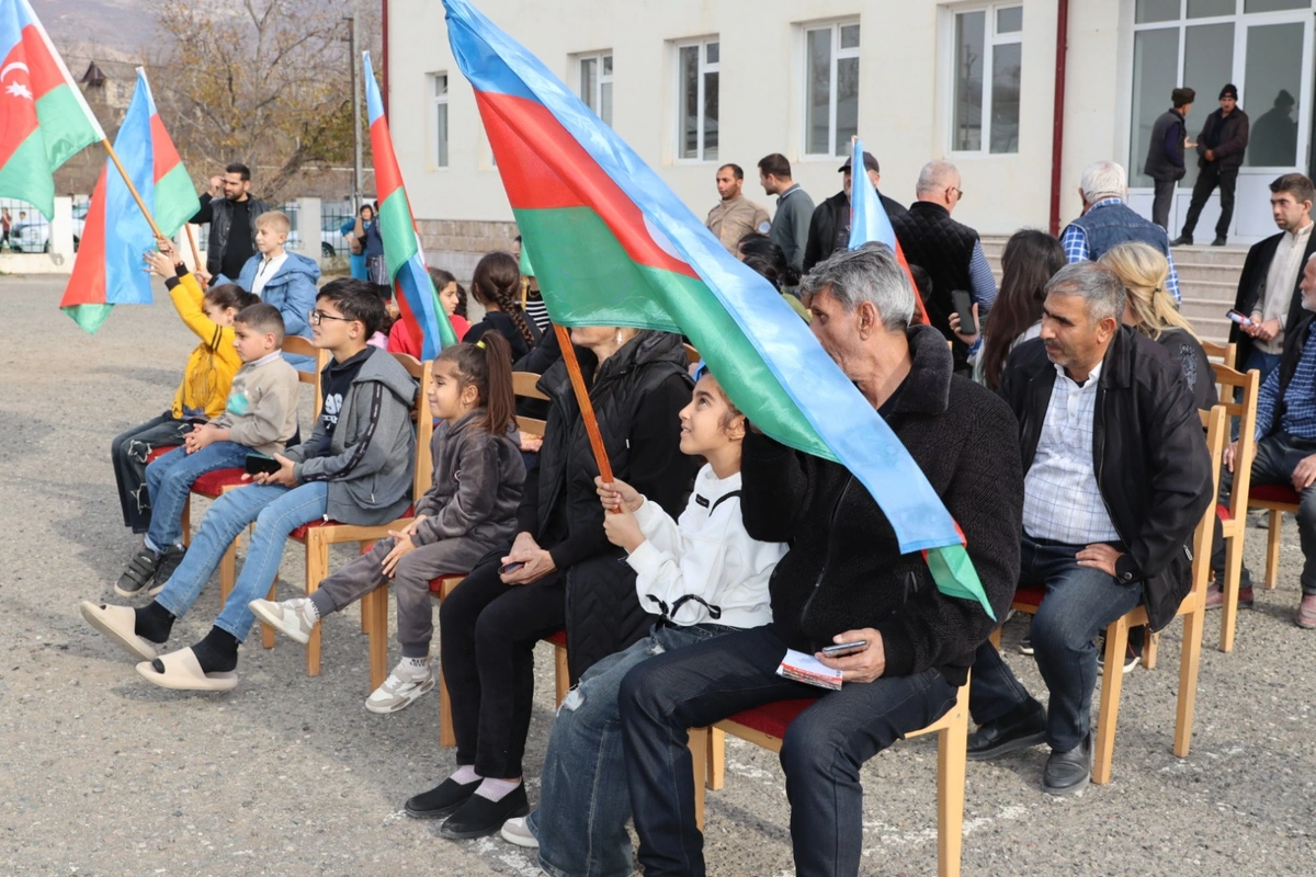 Növbəti köç karvanı Təzəbinə kəndinə çatıb, açarlar təqdim edilib