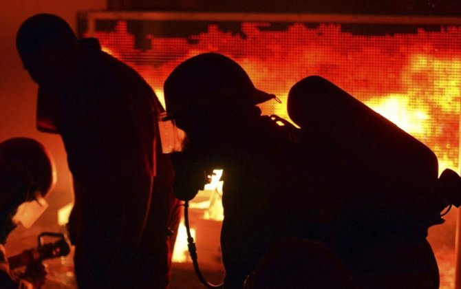 На западе Лондона 150 пожарных тушат горящее здание