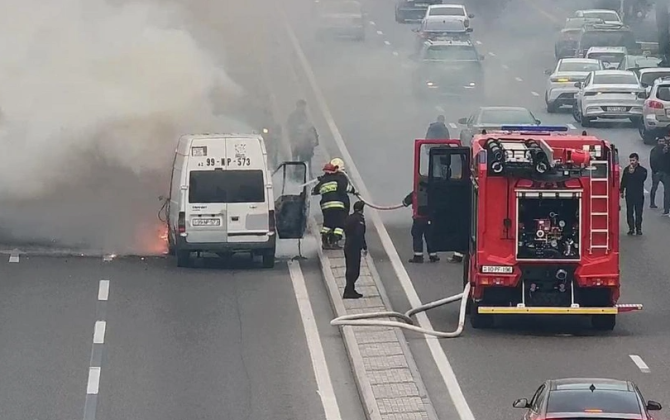 Bakının mərkəzi prospektində avtomobil yanır, sıxlıq yaranıb