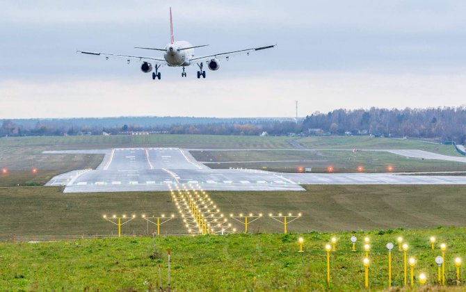 Вильнюсский аэропорт закрыт из-за выкатившегося самолета