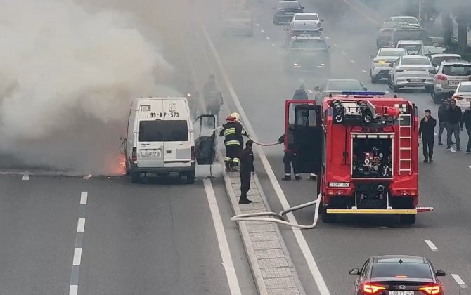 Пожар на проспекте Гейдара Алиева спровоцировал пробку в Баку