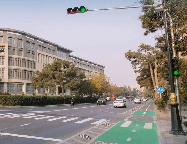 В Баку появился новый регулируемый пешеходный переход