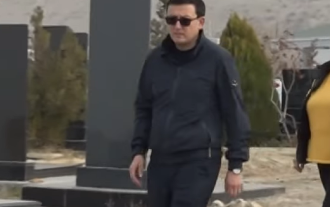 Özbəkistanlı deputat Naxçıvanda babasının məzarını ziyarət edib - VİDEO