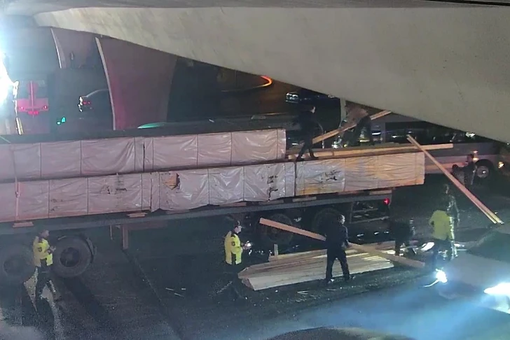 В Баку из-за рассыпанного груза на дороге образовался затор-ФОТО