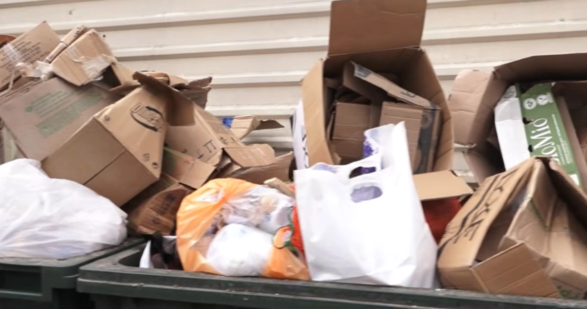 Bakıda səki zibil qutuları ilə zəbt olundu - VİDEO