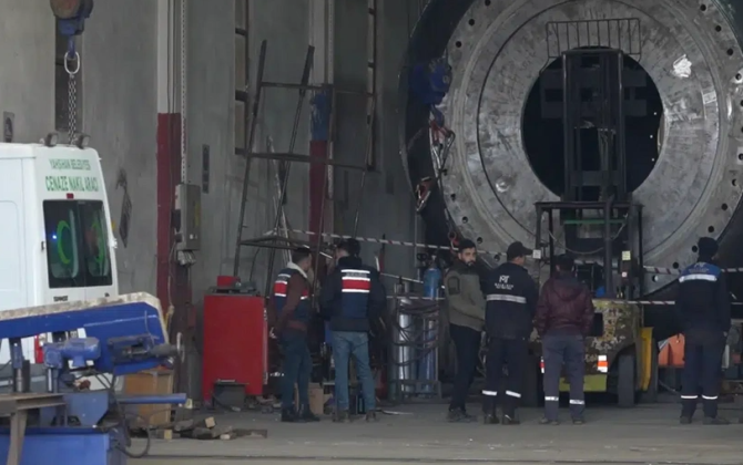 Fabrikdə iki işçi dəmir təbəqənin altında qalaraq ölüb