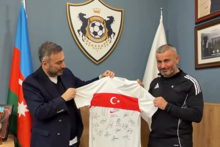 Эртем Шенер вручил Гурбану Гурбанову футболку сборной Турции с номером 44