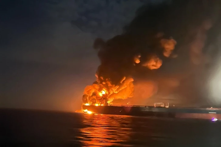 Экипаж загоревшегося в Черном море танкера не покидал судно