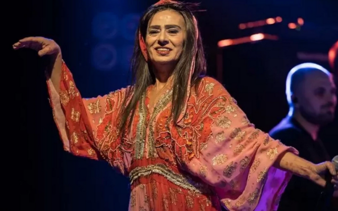 Məşhur müğənni səhnədə 