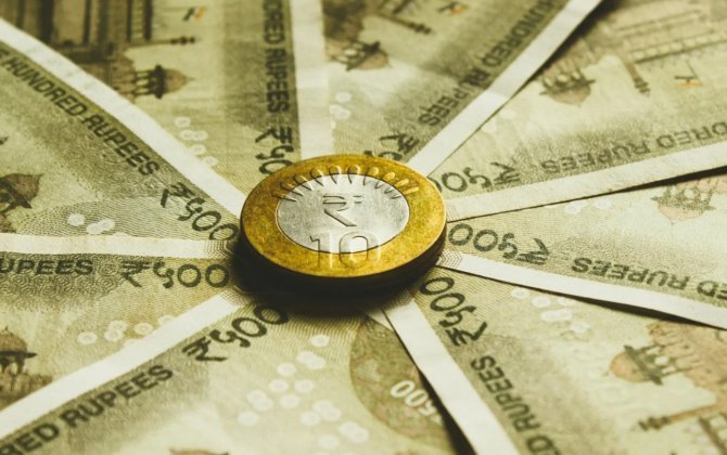 Пошлины США сделали индийскую валюту худшей в Азии