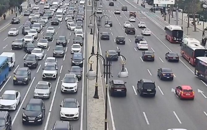 В Баку на большинстве основных улиц и проспектов затруднено движение транспорта