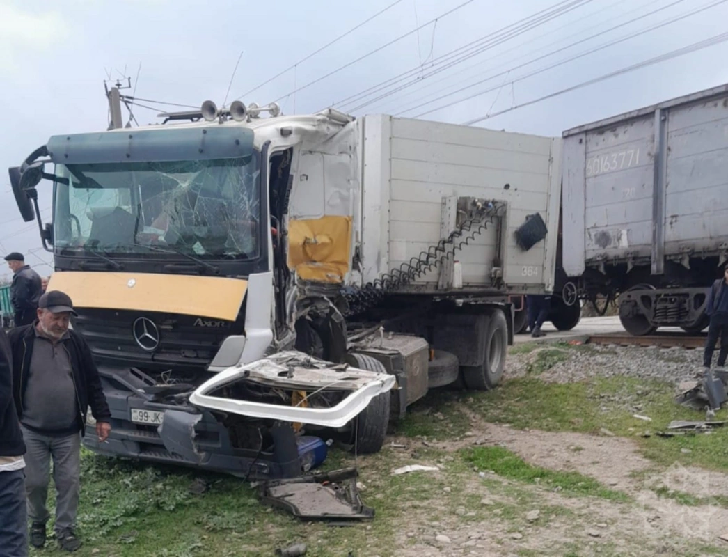 Şabranda qatar evakuatorla toqquşub, sürücü ağır yaralanıb - FOTO