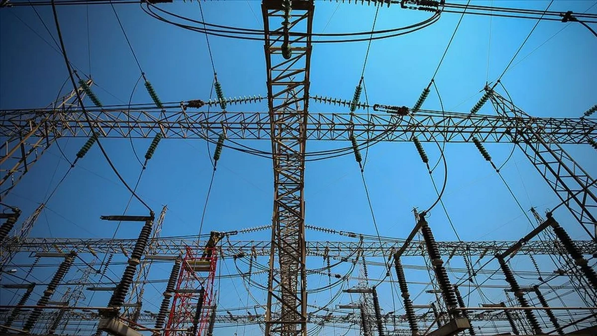 Странный случай в Азербайджане: мужчина залез на опору ЛЭП, два района остались без света